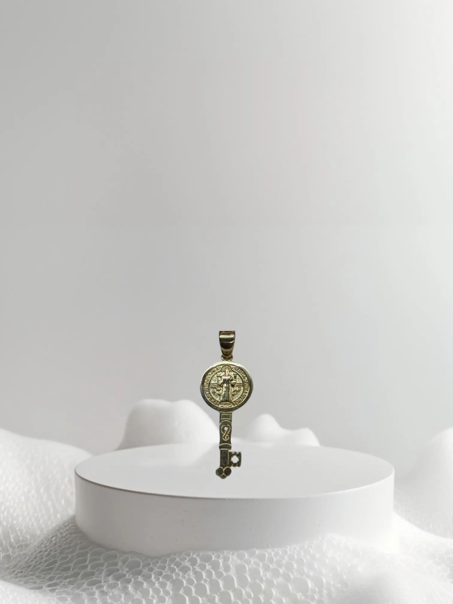 Dije llave de san Benito oro 14k