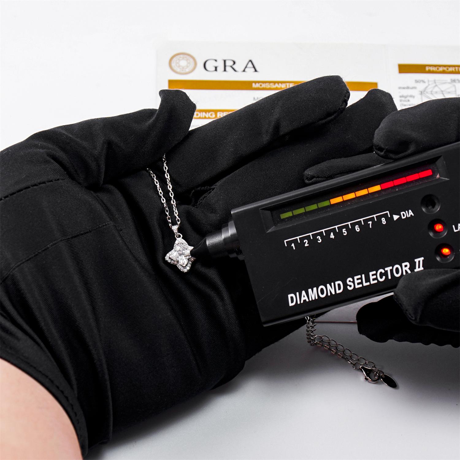 Moissanite 1.1ct Brilliant Iced-Out Lily Bulb Four-Leaf Clover Pendant Necklace Luck and Love Moissanite Jewelry Engagement Wedding Anniversary Perfect Gifts Moissanite 1.1ct Brilliant Iced-Out Lily Bulb Four-Leaf Clover Pendant Necklace Luck and Love Moissanite Jewelry Engagement Wedding Anniversary Perfect Gifts