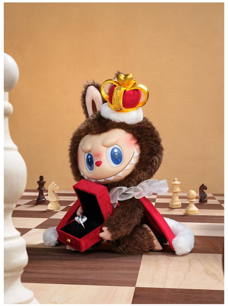[Spanish]-THE MONSTERS – Chess Adventure Muñeco de Peluche con Carita de Vinilo