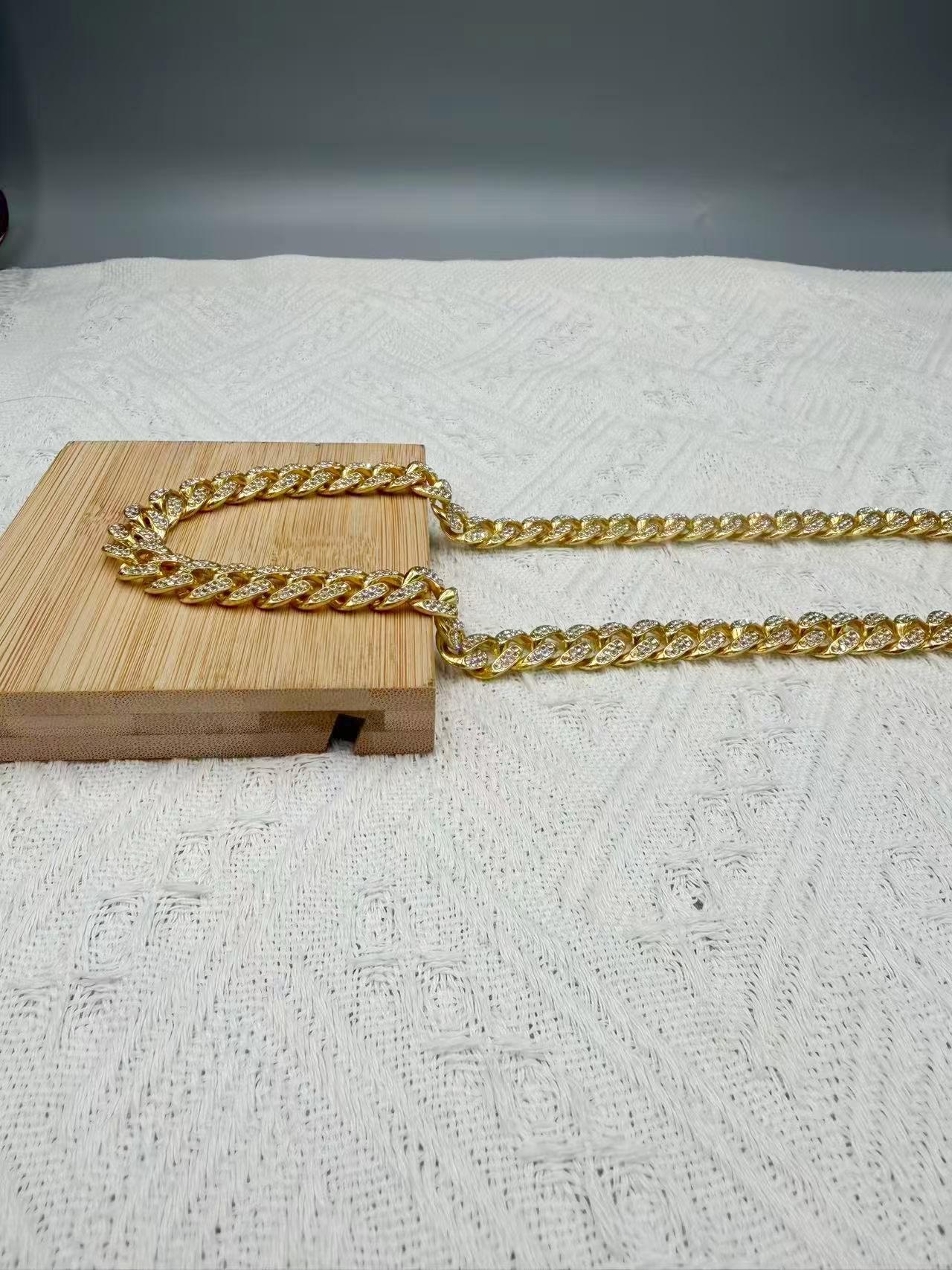 QGANCLE Hip-hop style Cuban chain pendant necklace - personalized men's necklace - an excellent gift for your boyfriend. Universal design for both men and women. Personalized droplet pendant necklace with personalized pendant.