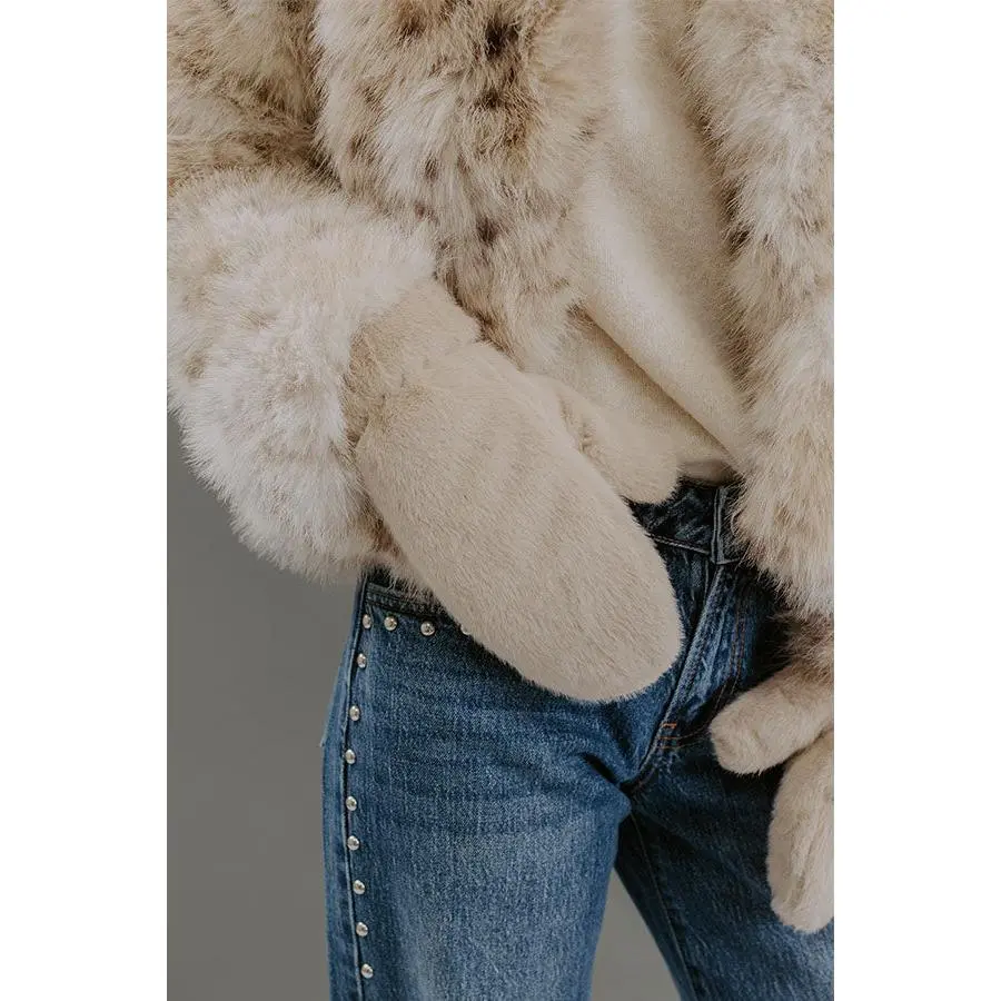 Cozy Feels Faux Fur Mittens in Oatmeal