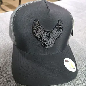 Gorra  Aguilar,  color negra  de maya  marca kamel  ajustable de algodón