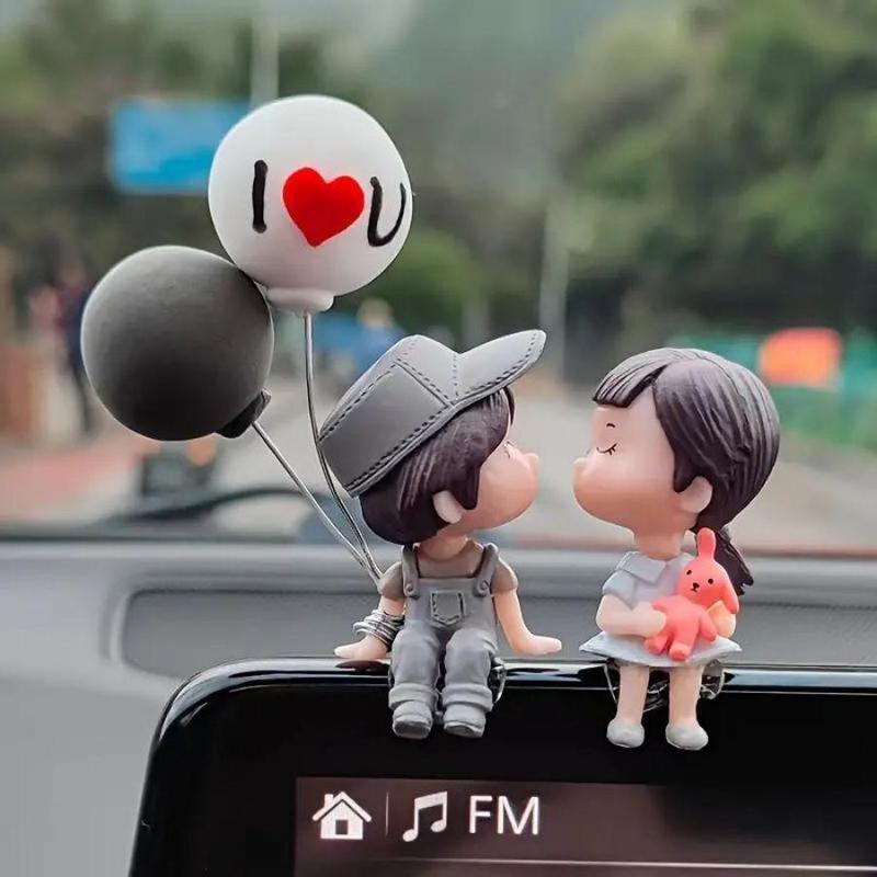 Cute Couple Car Dashboard Decorations, Lovely Couple Kiss Cartoon Figurines Car Ornament, Resin Material Boy Girl Car Interior Decoration with Balloon for Car Dashboard Gifts