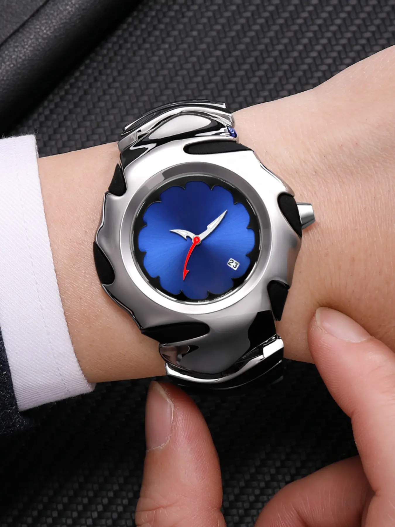 Alien Blade Design Men's Quartz Wristwatch, Stainless Steel Silver Color Band, Round Dial Analog Face, Casual Fashion Accessory for All Seasons