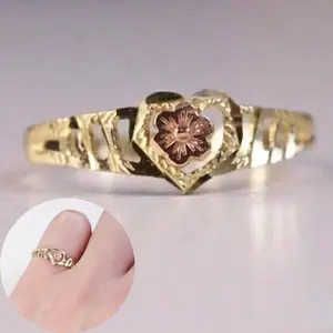 This 14k gold-plated ring features a minimalist and elegant design of hollow flowers and hearts, suitable for everyday wear, parties, or as a gift.