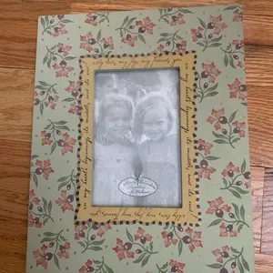 Annie Danielson Signature Collection green photo frame with flower print. Pic size 4 x 6. Frame size 8.5 x 10.5