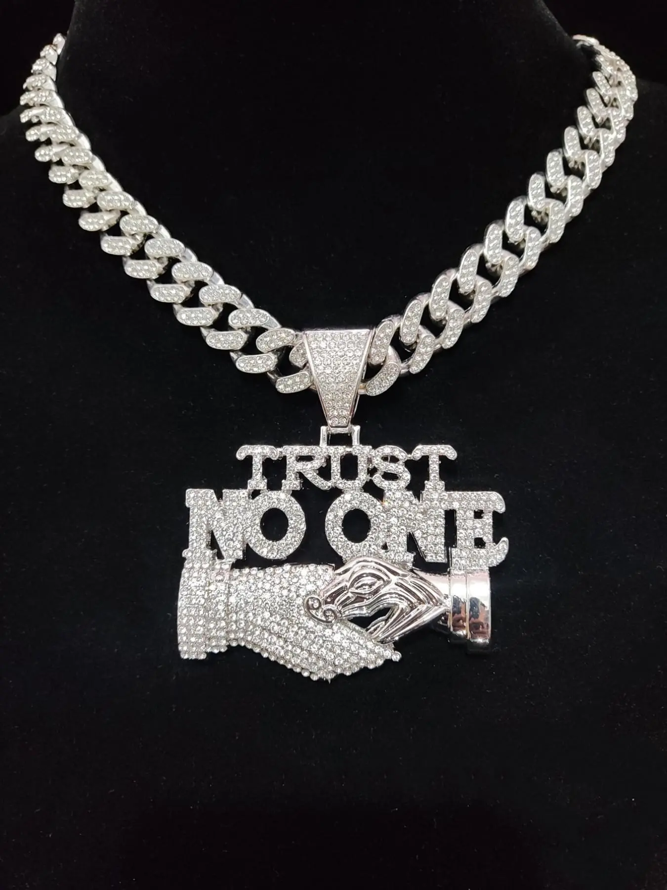 Fashion Rhinestone Decorated Cuban Link Chain Necklace, Handshake Shaped Pendant with 'TRUST NO ONE' Letter Design, Punk Casual Trendy Chain Pendant Necklace for Party & Daily Wear, No Box