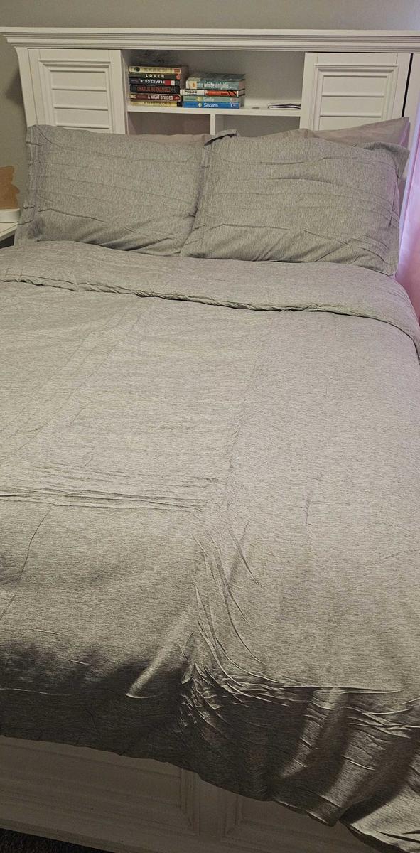 Item: Silvery Grey, Queen