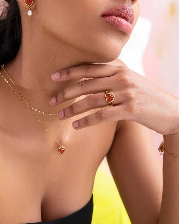 en route Carnelian Stone Heart Necklace in Gold, Waterproof Design with Natural Carnelian Heart, Perfect for Chic Everyday Wear or Layered Styling