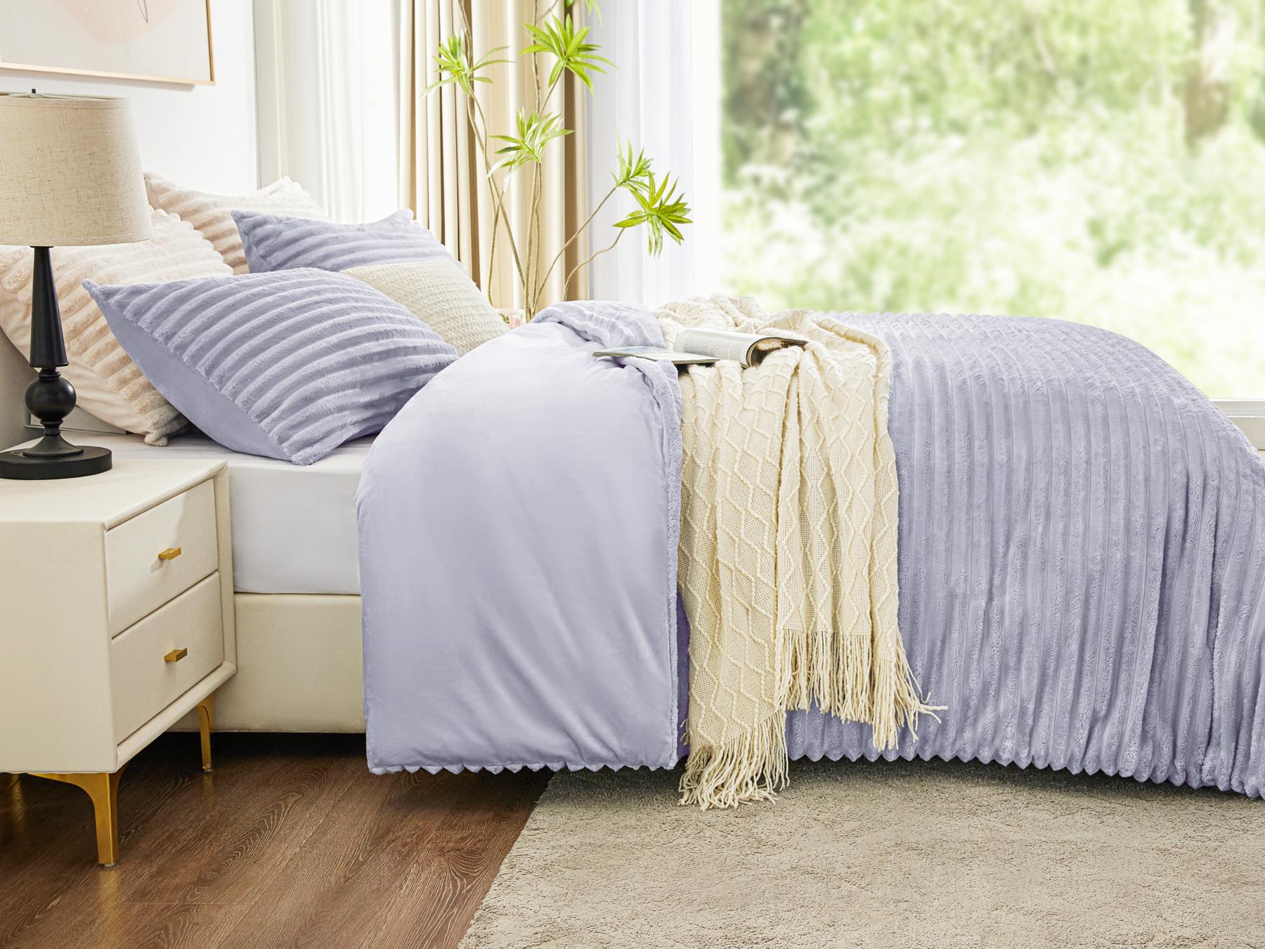 Fluffy Comforter Set - Ultra Soft Faux Fur Stripe Jacquard Comforter, Fleece Bedding Set, Winter Warm Bed Set, Comforter with Pillowcases, Queen/King Size, Easy Care