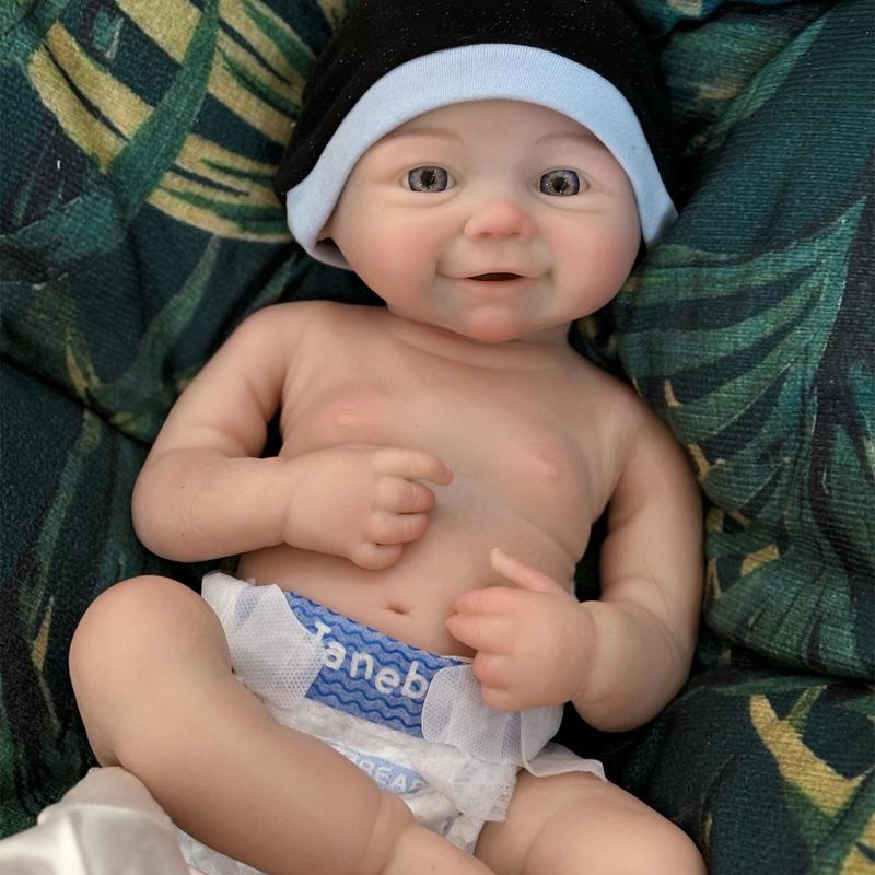 Reborn doll, 18 inches/45 cm tall, made of soft silicone for a lifelike feel; closed-eye sleeping design; newborn girl doll that appears brand new. Comes with a birth certificate and clothing—the perfect gift for a child.