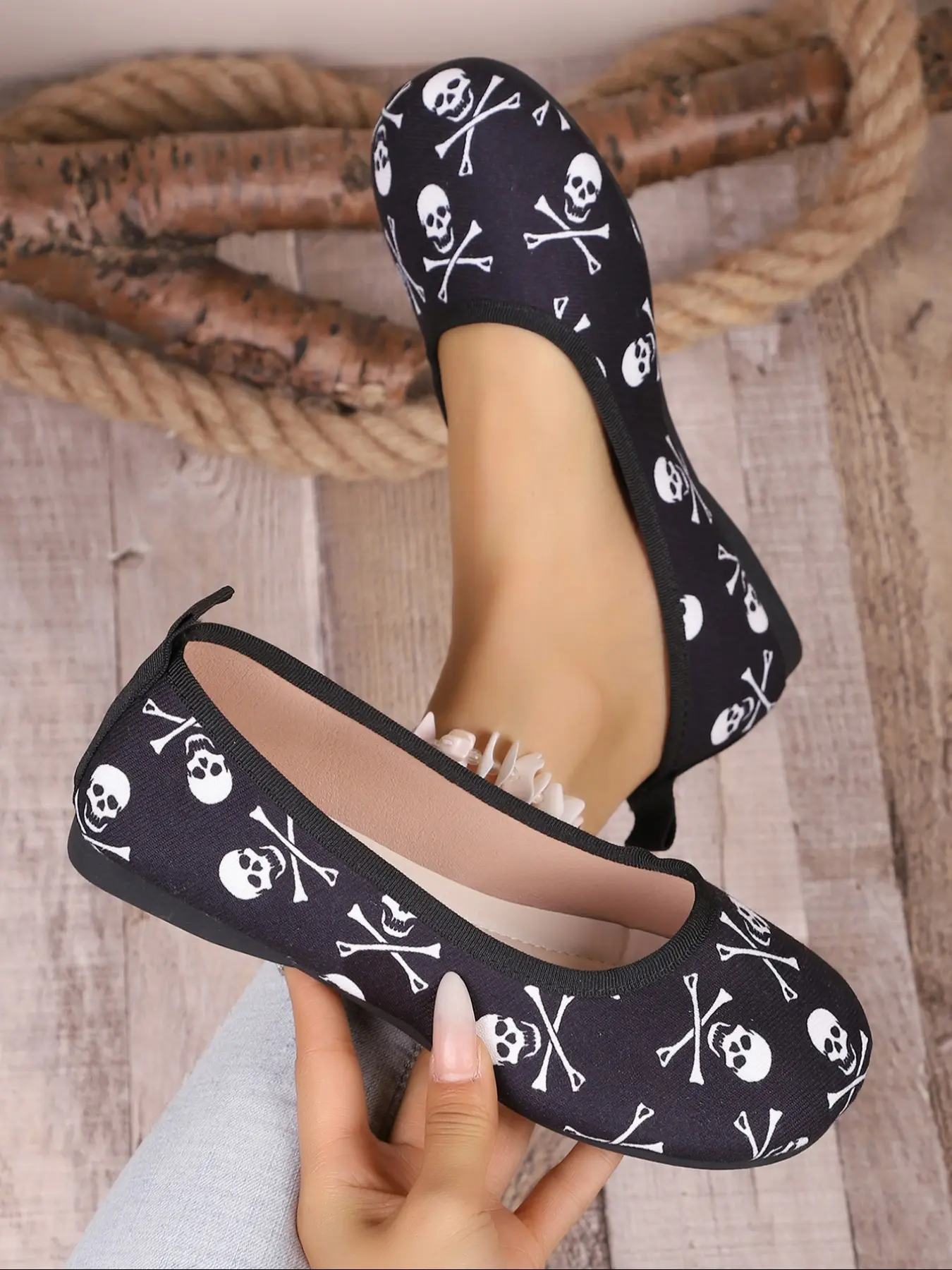 Women's New Skull Print Round Toe Flat Shoes, Comfortable Slip-On Shoes for Commuting and Daily Wear, Casual Flats, Footwear
