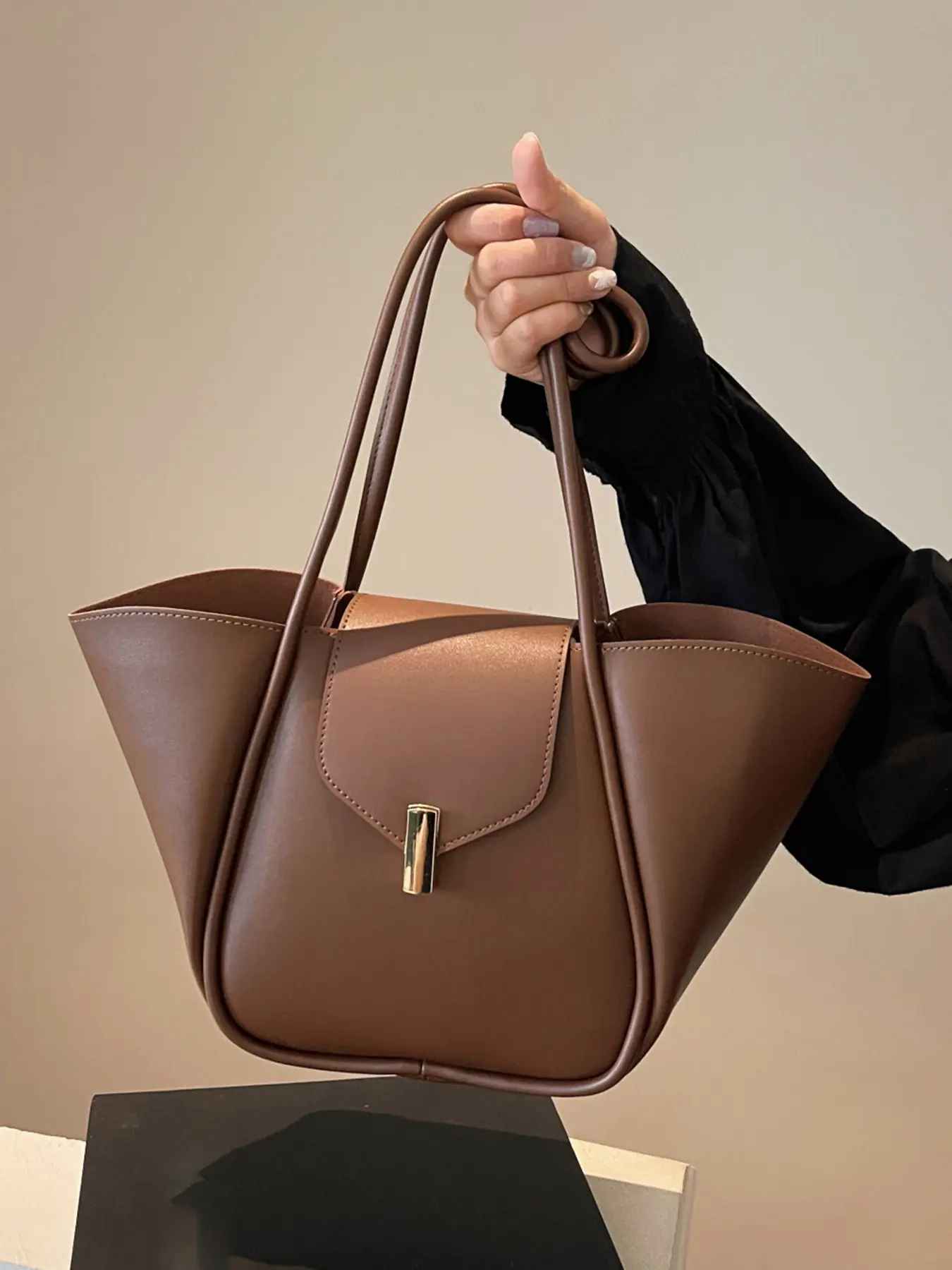 A niche and elegant shopping basket tote bag, a lock-button underarm bag, a simple solid color shoulder bag, a fashionable and textured shoulder commuter bag, Stylish PU tote bags, Shoulder Totes, suitable for daily matching, commuting and other scenarios