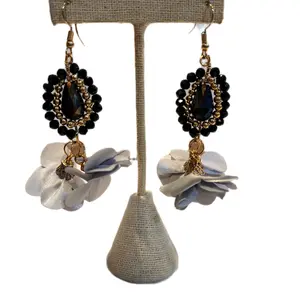 Arete Artesanales de Flor Handcrafted Earrings with Black Beads and White Fabric Flowers for Elegant Outfits