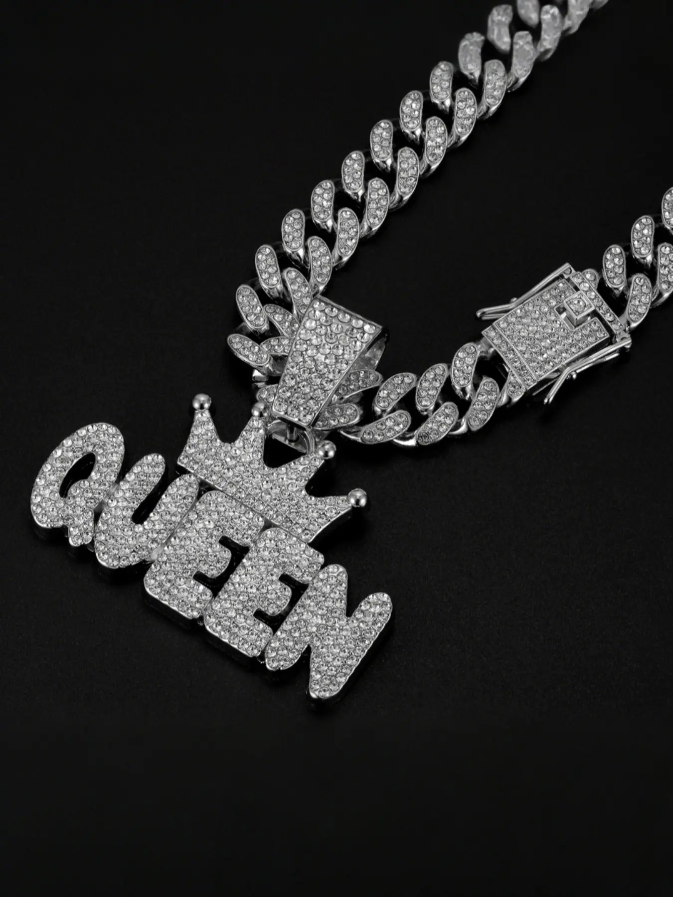 Queen Letter Pendant Necklace, Sparkling Zirconia, CZ Bling, Alloy Chain Jewelry, Street Style Art Culture Accessory, Hip Hop Trendy Personalized Gift, Cuban Link Design Chain, Chunky Chain
