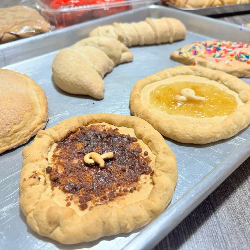 6 piezas de pan menudo pichardina cachito pastelito de piña gusanito de piña y una hojita