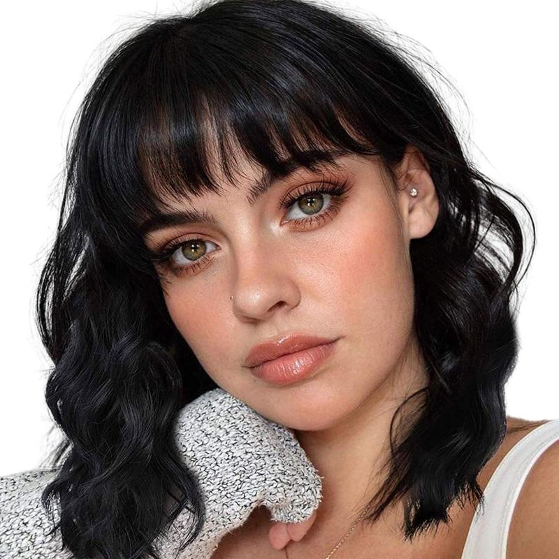 Natural wavy short wig with full bangs that bring a beautiful faceframing effect and deliver effortless charm all day