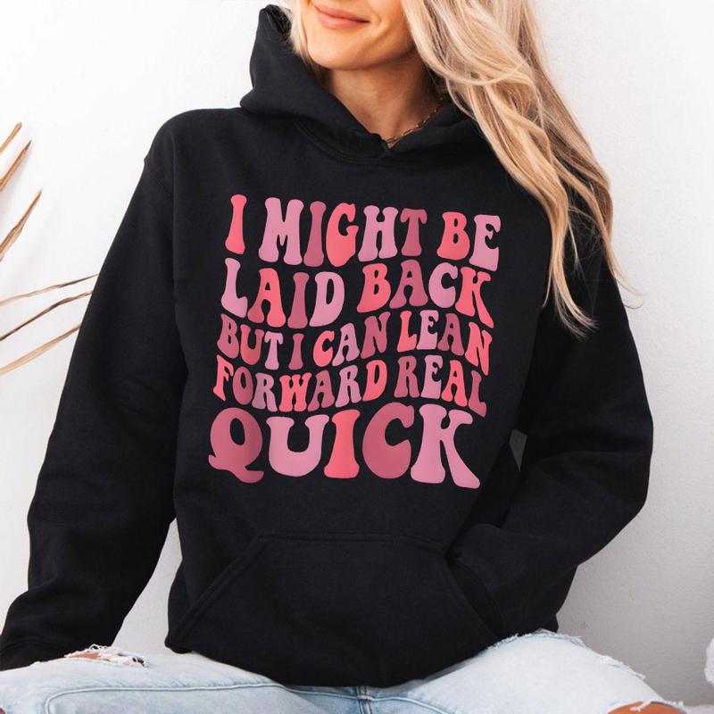 [Made in USA] I Might Be Laid Back But I Can Lean Forward Real Quick Hoodie, Retro Groovy Letter Print Pullover Hoodie, Funny Sarcastic Quote Outfit, Cute Pink Oversized Hoodie, Casual Streetwear Gift for Her Women