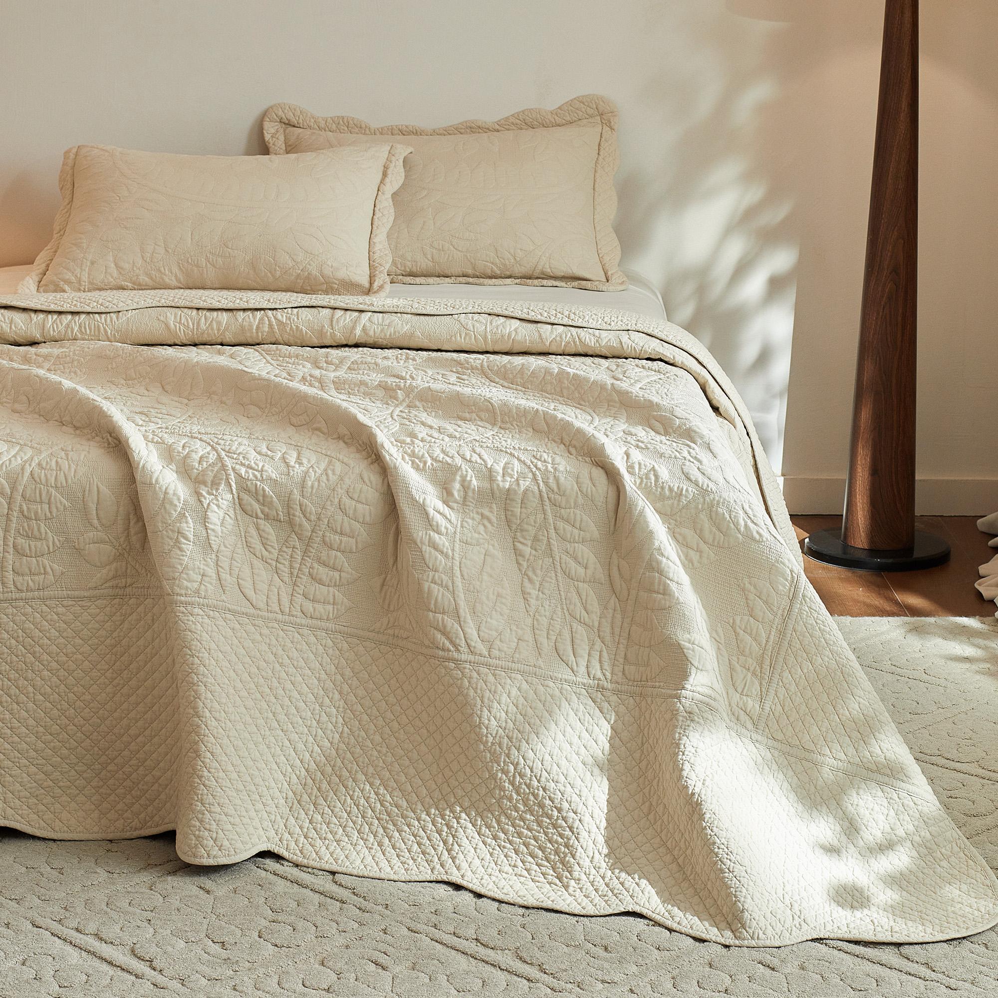 Oversized Quilt Bedspread Set 3-Piece, 100% Cotton Embroidered Queen King Size, Soft Breathable All-Season Comforter Cover, Leaf Design Bedspread