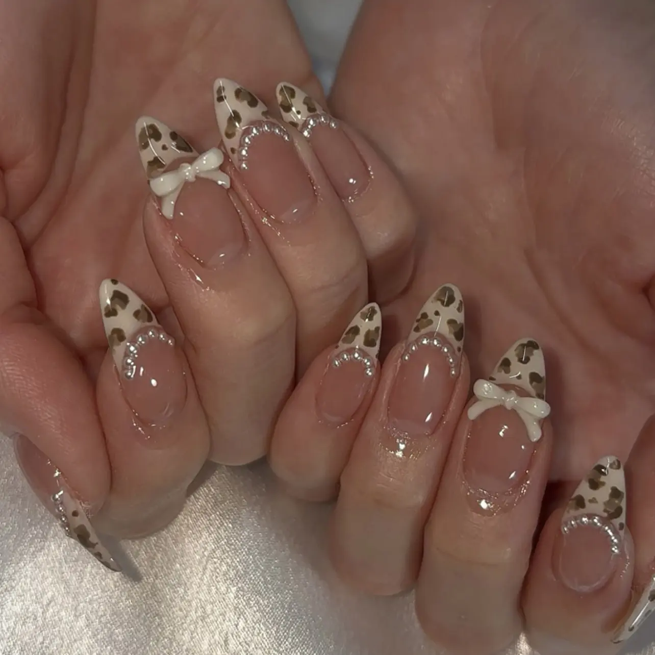 24pcs Almond Shape Glossy Fake Nails, French Leopard Print Pearl Bow Design, Medium Length Acrylic Nail Tips for Women, Stylish Acrylic Nails