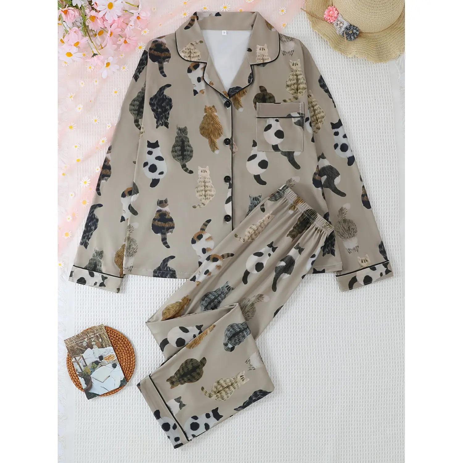 A Two-Piece Set of Autumn And Winter Women'S Pajamas, Featuring a Loose Cardigan with a Lapel, Long Sleeves, And Extended Pants, Adorned with a Cat Print. This Comfortable Loungewear Is Suitable for All Seasons And Can Be Worn Outside As Home Attire