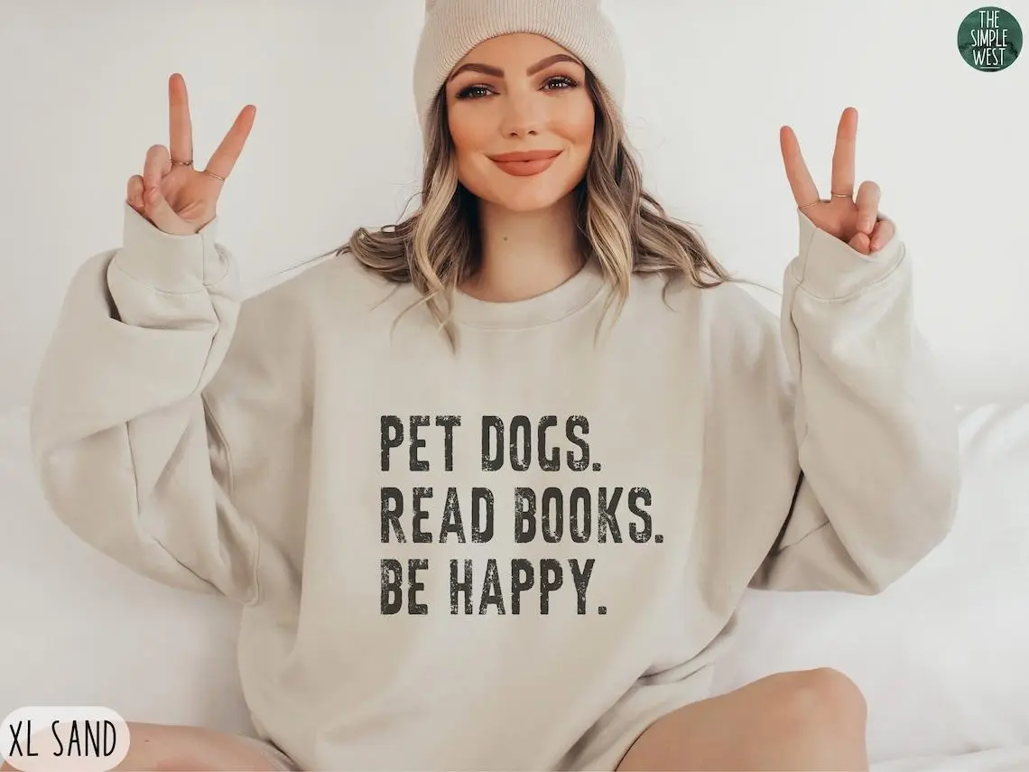 Gildan Women's Crewneck Sweatshirt, Smooth Pill-Resistant Cotton Blend Fabric with "Books & Dogs" Graphic, Casual Pullover with Spandex Cuffs, Style, Yarn, Ribbed, Essential
