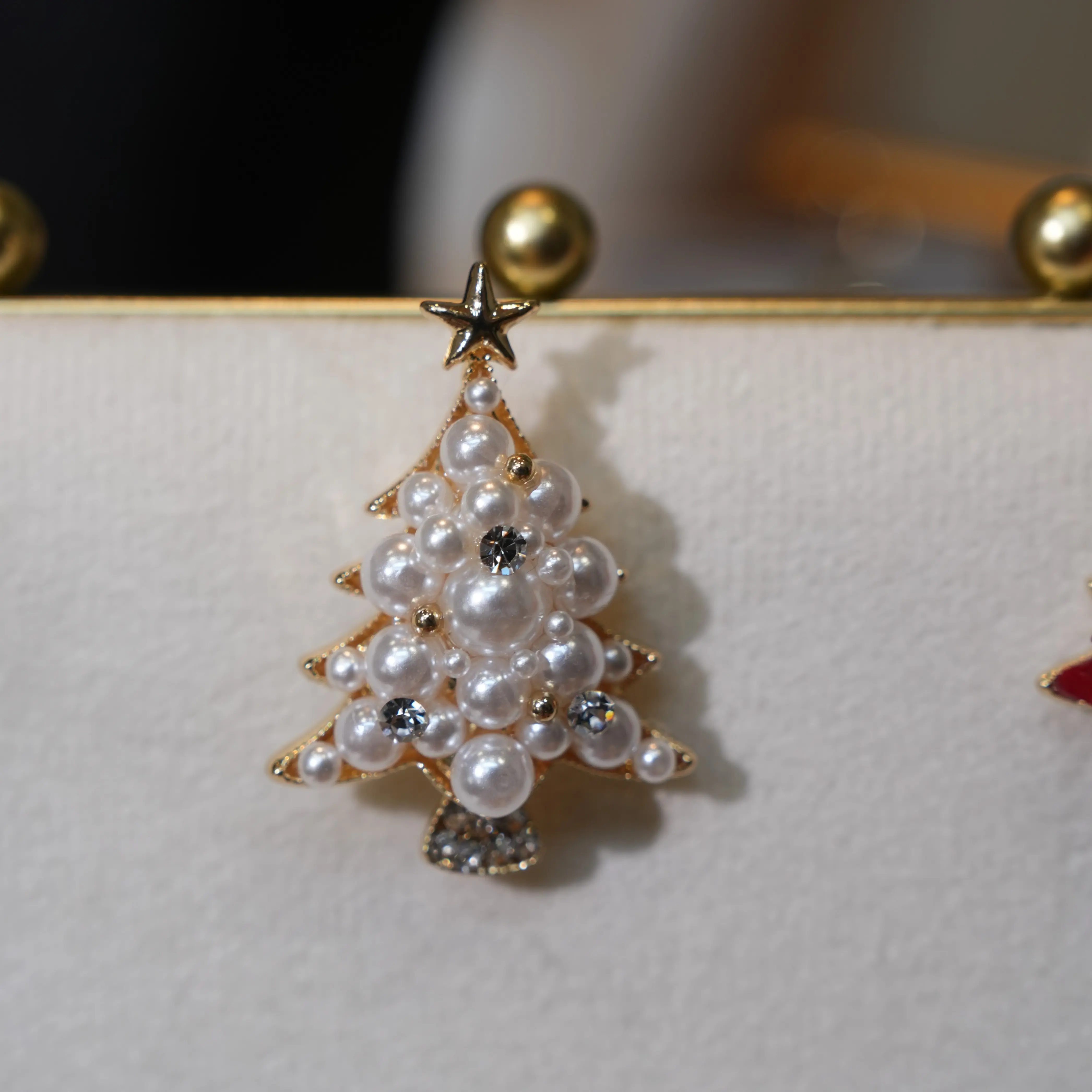 Tree Shape Pearl Brooch with Star Top & Rhinestones - Christmas Wear for Female Use, Pearl Stones Accent for Holiday Look Festive Outfits