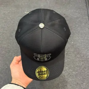 Gorra “Barcelona” estilo placa alta Calidad y ajustable con broche - high quality SnapBack cap for men and women - suede brim