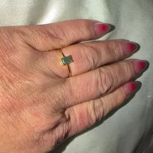 Agate Emerald Ring by Caitlyn Minimalist - Dainty Green Crystal Solitaire Ring - Vintage Jewelry - Promise Ring for Girlfriend