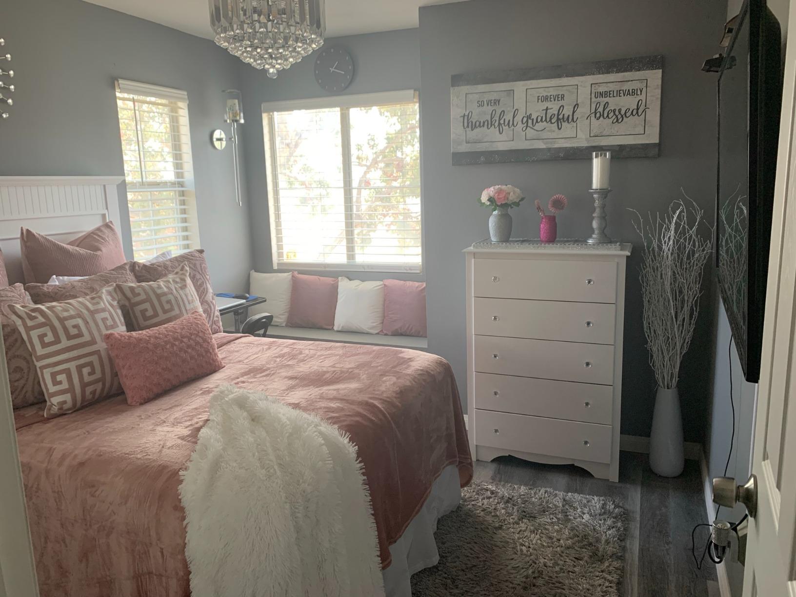 28x28 Extra LG Soft Throw Pillow [1 INSERT+ 1 COVER] Washable, High Quality Velvet for Bed / Sofa / Couch Decor