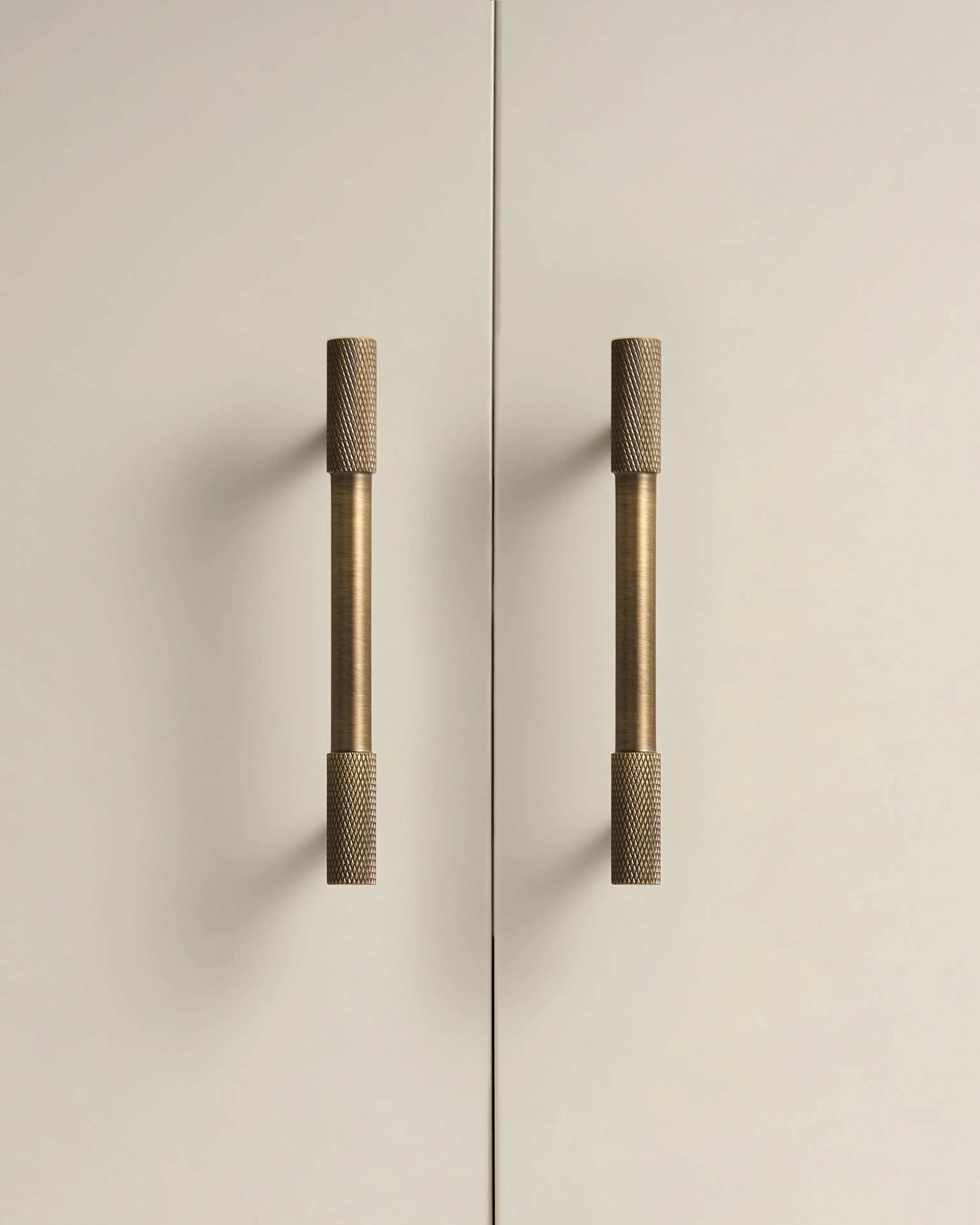 KENSWICK KNURLED CABINET PULL IN ANTIQE BRASS
