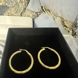 10K Gold Diamond-Cut Hoop Earrings – Semi Solid Snow Finish