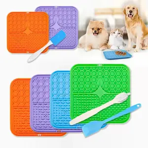 Multi-functional pet licking mat with a strong suction cup base – a slow-feeding tray suitable for wet food, canned food, yogurt, pumpkin puree, and peanut butter – anti-choking design to relieve anxiety and aid in nutritional supplementation