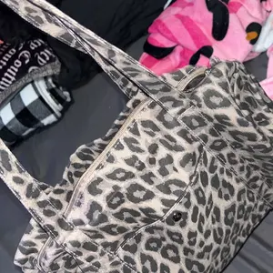 Medium Leopard Print Luggage Bag, Durable Fabric, Urban Lifestyle, Subtle Print, Unique Design, Versatile Lazy Style, Fashionable Travel Bag, Weekend Luggage Bag, Travel Duffel Bag, Duffle Bag Travel, Travel Duffle Bags, Bag For Travel, Traveling Bags