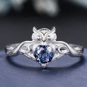 A delicate, personalized silver-plated owl ring, perfect as a birthday or Christmas gift for family and friends.