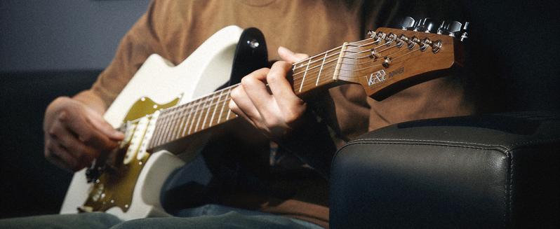 Donner DST-550 39 Inch Electric Guitar, Solid Double-cut Poplar Body Electric Guitar for Intermediate & Pro Players, 7 Tone-switching Options & Tremolo Bridge, Bonus Bag