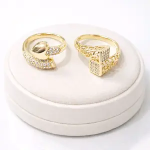 Anillos elegantes dorados. Varias tallas disponibles. Laminado de alta calidad .