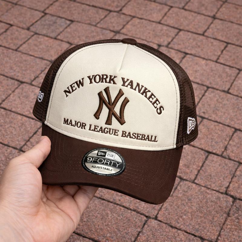 Burgundy NY Yankees Cap – Adjustable Snapback Baseball Hat with Black Embroidered Logo, Fashionable Daily Streetwear Accessory