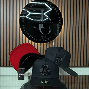 Exclusive El malo del Cuento placa SnapBack Hat-Black/red visor