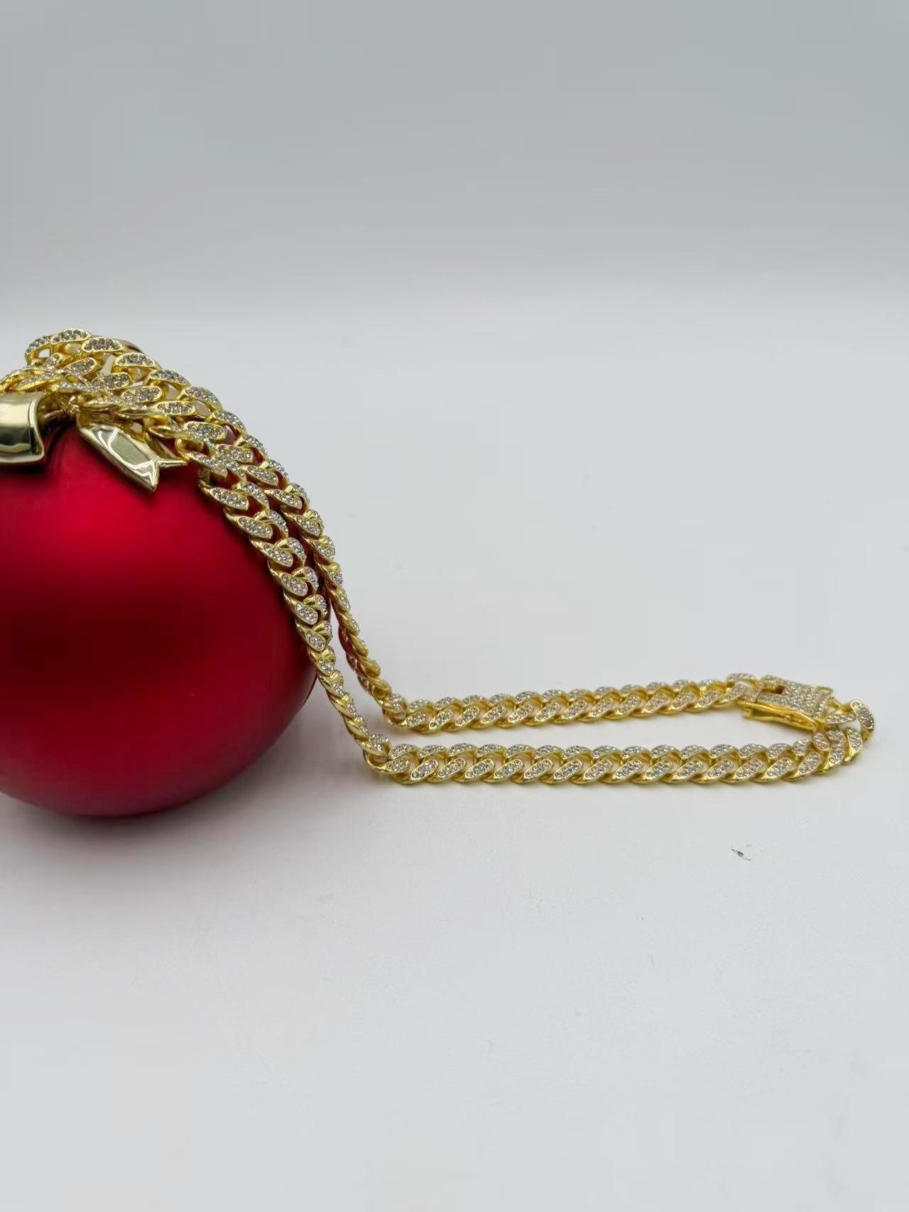 QGANCLE Hip-hop style Cuban chain pendant necklace - personalized men's necklace - an excellent gift for your boyfriend. Universal design for both men and women. Personalized droplet pendant necklace with personalized pendant.