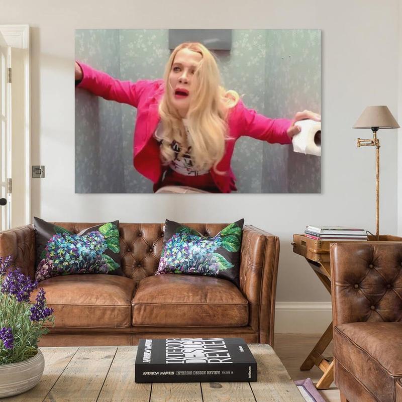 Humorous and satirical posters, featuring a blonde woman using the toilet, these colorful wall decorations are suitable for bedrooms, living rooms, offices, and bathrooms. They are the perfect gift for lovers of humorous and modern styles.