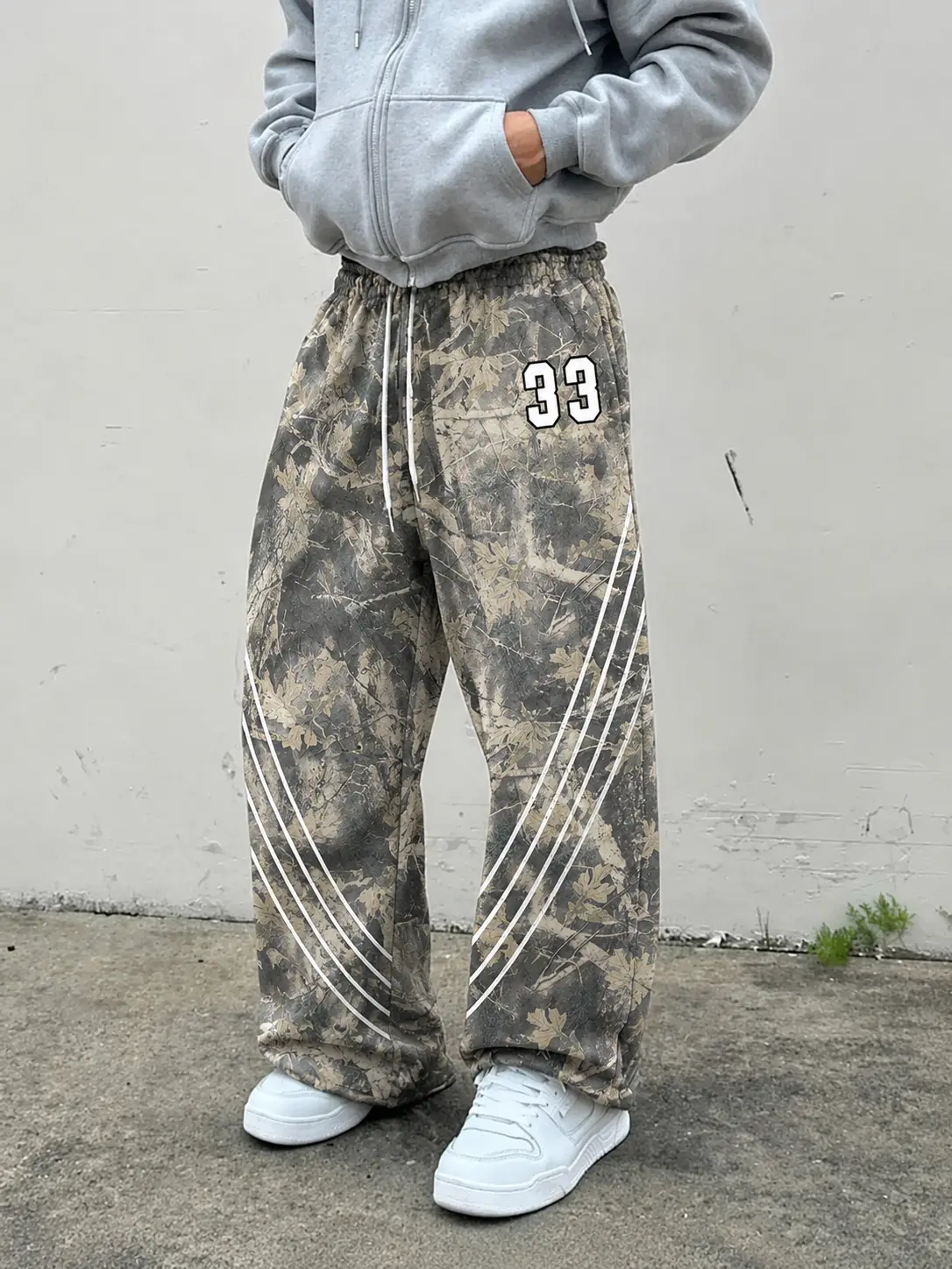 Camo Number Print Track Pants, Unisex Baggy Wide Leg Sweatpants with Curved Contrast Side Stripes, Elastic Drawstring Waist, Streetwear Jogger Pants for Men Women, Casual Lounge Workout Festival Y2K Athletic Trousers, Loose Fit Dance Gym Pants, Daily Wear