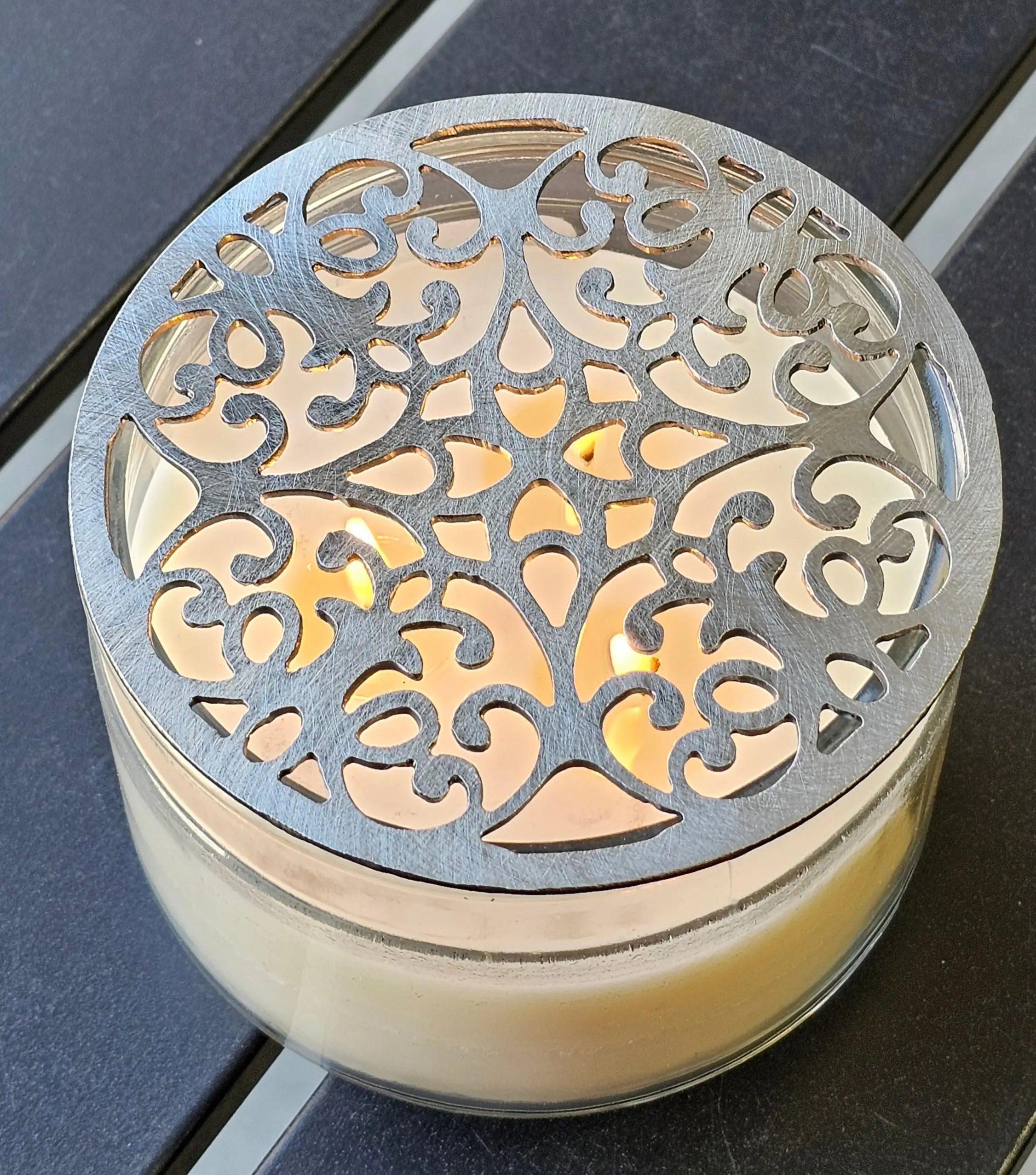 Baroque Bloom Candle Topper – Ornate Metal Candle Lid for Even Burn – Prevents Tunneling – Vintage Scroll Jar Candle Cover – Elegant Filigree Candle Accessory