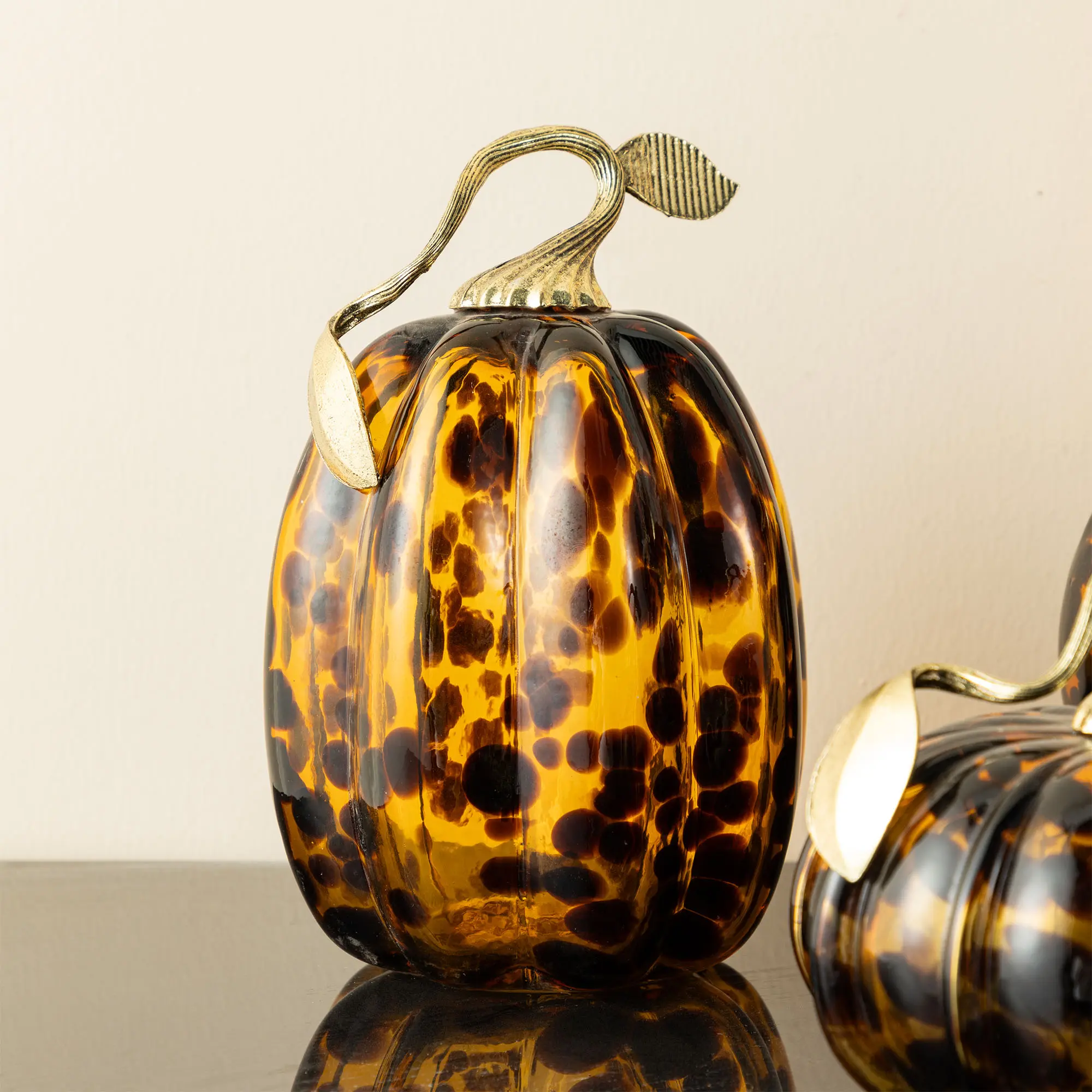 Glitzhome 7.75 inches H Drop-Proof Elegant Amber Dots Glass Artificial Pumpkin, Festive Decor Ornaments, Room Decor Artificial Pumpkin Centrepieces for Holiday Displays, Decoration, Harvest