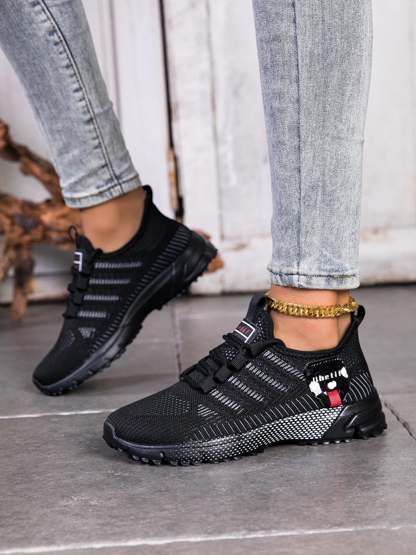 Women's fashionable and breathable knitted athletic shoes, 2026 new spring/autumn casual lightweight soft-soled walking shoes, comfortable low-top outdoor running shoes.