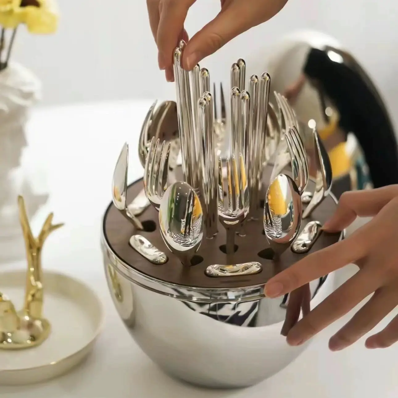 24pcs Stainless Steel Cutlery Set with Colorful Box, Modern Tableware Sets, Dinnerware Service Set, High-End Luxury Home Dining Serving Utensils, Perfect for Family Gatherings and Gifts