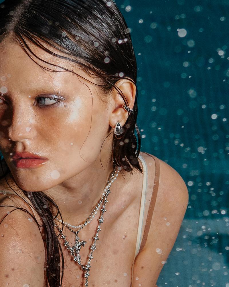 en route Aphrodite’s Song Necklace in Silver, Featuring A Heart-accented Cross Pendant, A Bold Statement Piece, Ideal for Daily Wear & Layered Looks