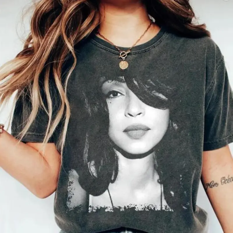 Sade Adu Graphic Tshirt Vintage 90s Music Fans Comfortable Cotton Tee for Men Women Casual Short Sleeve Machine Washable - Fabric