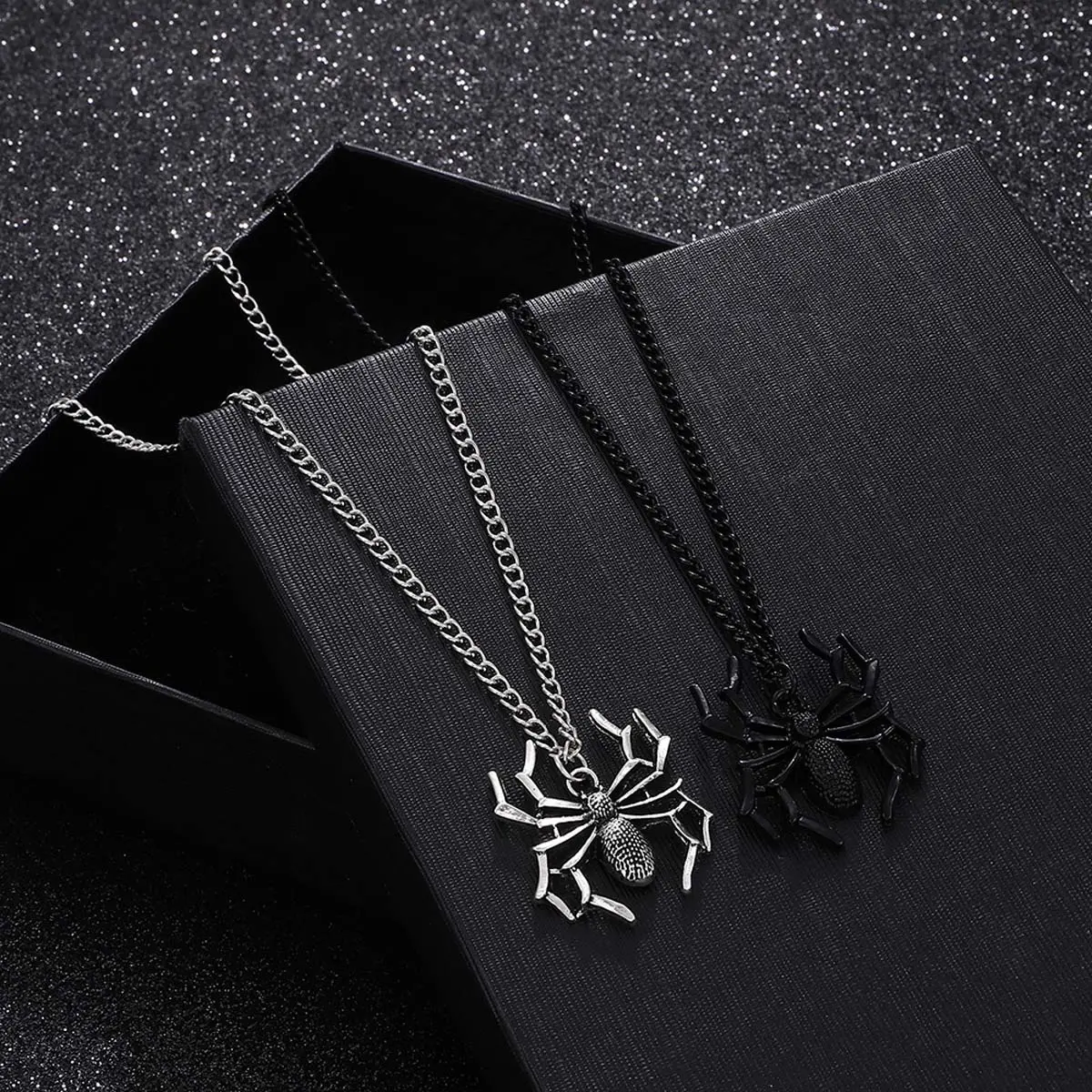 Trendy punk dark spider pendant necklace retro hip-hop niche three-dimensional insect jewelry