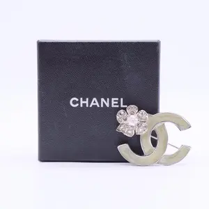 Pre-owned Crystal Green CC Logo Brooch W20189